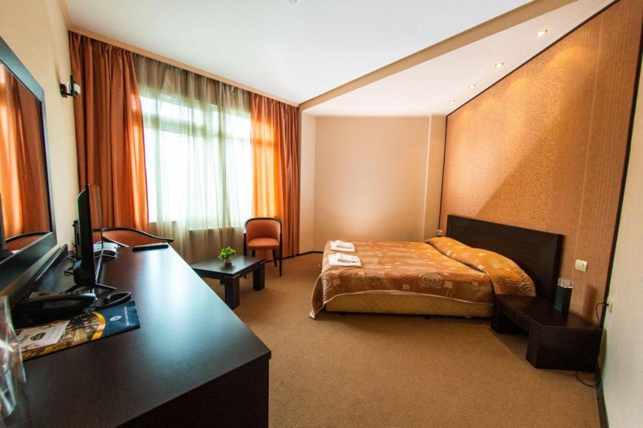 Hotel Ezeroto Стара-Заґора Екстер'єр фото